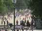  les badauds dans les jardins des Tuileries